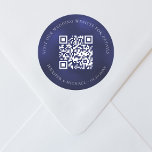 Sticker Rond Site web mariage QR détails informations rsvp bleu<br><div class="desc">Ajoutez votre URL pour votre site mariage. Pour plus d'informations,  détails,  rsvp en ligne. Un arrière - plan bleu marine,  de couleur inégale.</div>