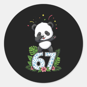 Sticker Rond Six Seven Meme Dabbing Baby Panda 67 Drôle Gen Z A