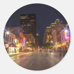 Sticker Rond Sixième Rue À Dusk Dans Le Centre-Ville D'Austin,