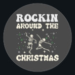 Sticker Rond Skeleton Christmas Dance<br><div class="desc">Conception amusante et esthétique de deux squelettes dansant pour Noël. Skeleton Christmas Dance est un grand cadeau pour la saison des fêtes et pour tous les fans de blagues le jour de Noël.</div>