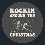Sticker Rond Skeleton Christmas Dance<br><div class="desc">Conception amusante et esthétique de deux squelettes dansant pour Noël. Skeleton Christmas Dance est un grand cadeau pour la saison des fêtes et pour tous les fans de blagues le jour de Noël.</div>