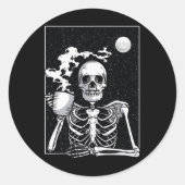 Sticker Rond Skeleton Drinking Coffee Halloween Costume (Devant)
