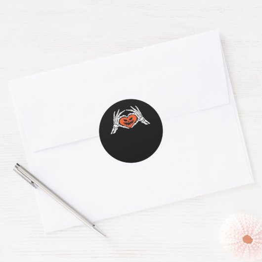 Sticker Rond Skeleton Met Un Coeur Halloween Éffrayant Classiqu (Enveloppe)