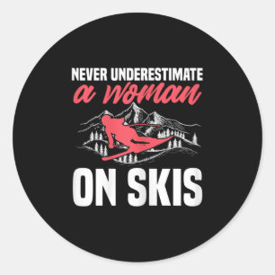 Sticker Rond Ski Femme Drôle Ski Ne Sous-estimez Jamais Une Fem