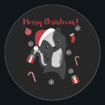 Sticker Rond Skunk Christmas Skunks Winter Animaux<br><div class="desc">La peau pour Noël avec des lumières de fées. Animaux amusants avec des cadeaux et de la neige aux vacances. Aussi drôle pour Noël en juillet. Les teinturiers sont des animaux doux et parfaits pour Noël.</div>