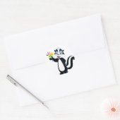 Sticker Rond Skunk conviviale avec fleurs (Enveloppe)