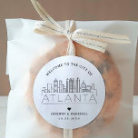 Sticker Rond Skyline Atlanta | Accueil Mariage<br><div class="desc">Améliorez vos forfaits d'accueil mariages ou vos faveurs événementielles avec un ensemble personnalisé d'autocollants d'accueil ! Ces autocollants élégants et minimes sont conçus pour un mariage qui se déroule dans la belle ville d'Atlanta. Elles disposent d'une ligne d'horizon moderne et décorée du nom de la ville intégrée en dessous. Tous...</div>