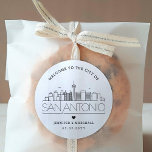Sticker Rond Skyline San Antonio | Accueil Mariage<br><div class="desc">Améliorez vos forfaits d'accueil mariages ou vos faveurs événementielles avec un ensemble personnalisé d'autocollants d'accueil ! Ces autocollants élégants et minimes sont conçus pour un mariage qui se déroule dans la belle ville de San Antonio. Elles disposent d'une ligne d'horizon moderne et décorée du nom de la ville intégrée en...</div>