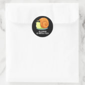 Sticker Rond Slomo Est Comment Je Passe Funny Snail Pun Dark BG (Sac)