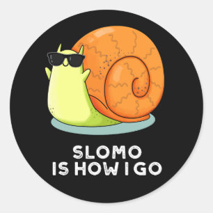 Sticker Rond Slomo Est Comment Je Passe Funny Snail Pun Dark BG