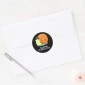 Sticker Rond Slomo Est Comment Je Passe Funny Snail Pun Dark BG (Enveloppe)