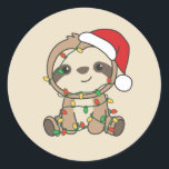 Sticker Rond Sloth Christmas Winter Animaux Sloths Classic Roun<br><div class="desc">Le paresseux à Noël avec des lumières de fées. Animaux amusants avec des cadeaux et de la neige pour les vacances. Un doux salut de Noël. Les fentes sont des animaux mignons et parfaits pour Noël.</div>
