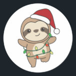 Sticker Rond Sloth Christmas Winter Animaux Slots<br><div class="desc">Le paresseux à Noël avec des lumières de fées. Animaux amusants avec des cadeaux et de la neige pour les vacances. Un doux salut de Noël. Les fentes sont des animaux mignons et parfaits pour Noël.</div>