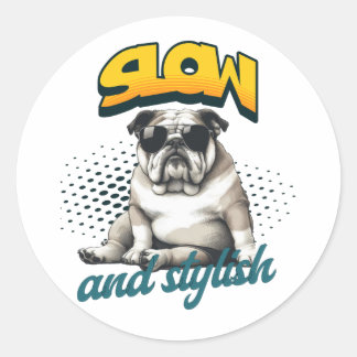 Sticker Rond Slow and Stylish Bulldog – Funny Art