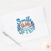 Sticker Rond Smile Big Laugh Souvent : Message réconfortant (Enveloppe)
