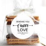 Sticker Rond S'more Wedding Favor<br><div class="desc">Ces Stickers S'more Wedding Favor Classic Round Stickers sont parfaits pour do-it-yourself mariage. Ajoutez une touche rustique à votre mariage d'hiver avec ces faveurs de mariage uniques. Ces autocollants font des faveurs de mariage pratiques pour les invités, offrant des idées de faveur de mariage bon marché mais réfléchi. Parfaits pour...</div>