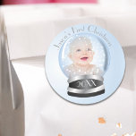 Sticker Rond Snow Globe bleu garçon Baby's 1st Christmas Photo<br><div class="desc">Snow Globe bleu garçon Baby's 1st Christmas Photo stickers. Vous pouvez facilement customiser du texte et ajouter votre propre photo bébé de Noël. Beau Nouveau bébé garçon fête de premier anniversaire préférez les autocollants.</div>