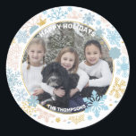 Sticker Rond Snowflakes Snow Pink Blue Christmas Holidays PHOTO<br><div class="desc">Décor moderne flocon de neige dans les couleurs pastel clair; rose, bleu, blanc et or. Facile de modifier l'autocollant photo de Noël en famille avec HAPPY HOLIDAYS ou MERRY CHRISTMAS ou LAISSEZ-LE NEIGE. Voir les éléments correspondants dans la collection. Envoyez-les à votre famille et à vos amis pendant la saison...</div>