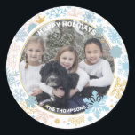 Sticker Rond Snowflakes Snow Pink Blue Christmas Holidays PHOTO<br><div class="desc">Décor moderne flocon de neige dans les couleurs pastel clair; rose, bleu, blanc et or. Facile de modifier l'autocollant photo de Noël en famille avec HAPPY HOLIDAYS ou MERRY CHRISTMAS ou LAISSEZ-LE NEIGE. Voir les éléments correspondants dans la collection. Envoyez-les à votre famille et à vos amis pendant la saison...</div>