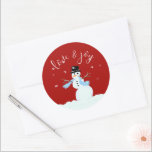 Sticker Rond Snowman Love n Joy Red Christmas Enveloppe Sceau<br><div class="desc">L'enveloppe de Noël "Amour et joie" est marquée d'une illustration de bonhomme de neige heureux. Rouge avec un texte blanc qui courbe sur le bonhomme de neige qui porte une écharpe bleue et un chapeau de dessus noir. Les autocollants sont de deux tailles.</div>