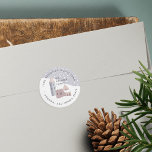 Sticker Rond Snowy Village Adresse de retour<br><div class="desc">Un design cosy d'adresse de retour de vacances avec de mignonnes vibrations,  avec une scène de village de Noël enneigé. Personnalisez avec votre nom de famille et votre adresse.</div>