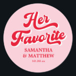 Sticker Rond Son Mariage préféré rose et rouge rétro<br><div class="desc">L'ajout parfait à votre collection de faveurs de mariage. Ces faveurs de mariage uniques sont un moyen amusant et bon marché de remercier vos invités, idéal pour un mariage kitsch, mariage super, ou mariage funky. Un style mariage éclectique avec un thème mariage rétro ou un mariage Vegas rétro est à...</div>