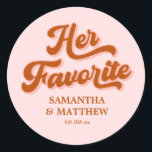 Sticker Rond Son préféré rose rétro les années 70 Super Mariage<br><div class="desc">L'ajout parfait à vos faveurs de mariage. Idéal pour ceux qui recherchent des faveurs de mariage uniques, ces faveurs de mariage bon marché raviront les invités à votre mariage d'inspiration les années 70. Laissez-vous tenter par le thème rétro du mariage avec ces faveurs do-it-yourself mariage qui apportent une inspiration rétro...</div>