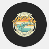 Sticker Rond Songkran 2026 Survivor Funny Thai New Year (Devant)