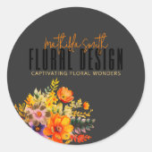 Sticker Rond Sophisticated Floral Design Black Orange Flowers (Devant)
