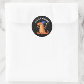 Sticker Rond Sorcière Assistant Drôle Lizard Pun Dark BG (Sac)
