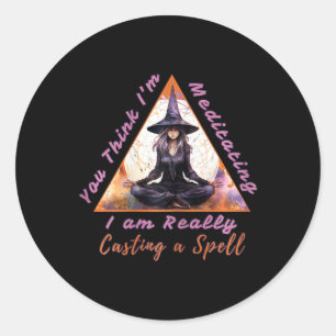 Sticker Rond Sorcière de yoga méditant lançant un sort, Hallowe