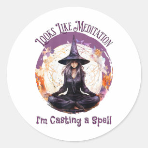 Sticker Rond Sorcière de yoga méditant lançant un sort, Hallowe