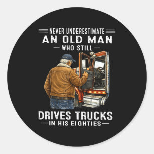 Sticker Rond Sous-estimer un vieil homme qui conduit des camion