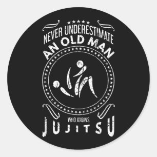 Sticker Rond Sous-estimer un vieil homme qui connaît le Jiu Jit