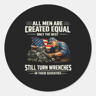 Sticker Rond Sous-estimez un vieil homme qui tourne les clés