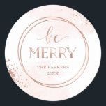 Sticker Rond Soyez Joyeux | Faux Rose Gold et Blush Christmas<br><div class="desc">Ces autocollants festifs et branchés de Noël portent les mots "Be Merry" en or faux rose,  typographie moderne et script,  avec deux cercles géométriques et des éclaboussures assortis. Une douce aquarelle abstraite rose-rousse décore l'arrière - plan.</div>