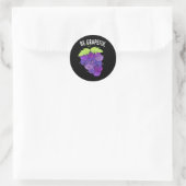 Sticker Rond Soyez Raisonnable Raisin Grape Bunch Pun Dark BG (Sac)