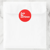 STICKER ROND SOYONS SÉRIEUX (Sac)