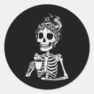 Sticker Rond Squelette Boire Café Crâne Drôle Halloween Femme