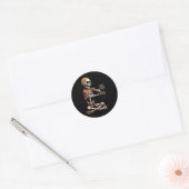Sticker Rond Squelette tenant un Amoureux des chats Lazy Hallow (Enveloppe)