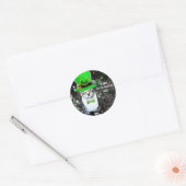STICKER ROND ST PATRICK'S DAY CHAT AVEC LE CASQUETTE LEPRECHAUN (Enveloppe)
