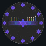 Sticker Rond Star Bar Menorah<br><div class="desc">Une image fractale violette et bleue,  avec un Magen David (Étoile de David),  au milieu,  comme un Chanukkah menorah. Le motif est répété comme une bordure de 12 étoiles. Les bougies ont été allumées.</div>