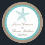Sticker Rond Starfish Turquoise Burlap Beach Wedding Collection<br><div class="desc">L'étoile de mer turquoise sur la collection de mariages de plage de burlap est parfaite pour tout couple qui planifie un mariage romantique en bord de mer. L'arrière - plan rustique effet burlap donne à ces invitations une atmosphère boho-chic, tandis que le turquoise tropical a un coloris frais et cool...</div>