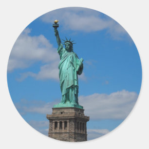 Sticker Rond Statue de la Liberté contre un ciel bleu