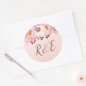 Sticker Rond Stick Mariage Monogramme en rubis rose pâle (Enveloppe)