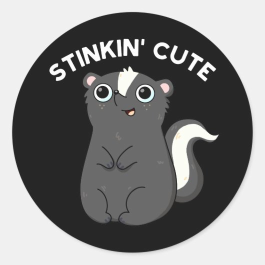 Sticker Rond Stinkin Cute Funny Skunk Pun Dark BG (Devant)