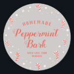 Sticker Rond Sucre de canne Pepperment Bark Homemade Christmas<br><div class="desc">Cet autocollant est conçu pour s'attacher à do-it-yourself cadeaux pour les vacances. Il présente un design gris et rose avec des sucres de canne, de la neige, des étoiles et des flocons de neige. Ce serait parfait pour les bouteilles étiquettes ou les bocaux de mason remplis de Sucre de canne...</div>