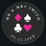 Sticker Rond Suit carte Las Vegas thème personnalisé COULEUR et<br><div class="desc">**Changez la couleur de l'accent en cliquant sur "Customisez-le" pour un look adapté à votre événement!*** L'ajout parfait à votre mariage Las Vegas ou casino thème party, ces autocollants noirs et ronds ont du texte qui peut être totalement customisé et le rose peut être changé en N'IMPORTE QUELLE COULEUR vous...</div>