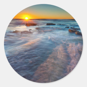 Sticker Rond Sun rays illuminate the Pacific Ocean