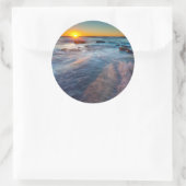 Sticker Rond Sun rays illuminate the Pacific Ocean (Sac)